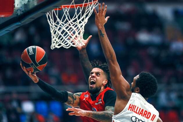 Sport Bilder des Tages Russia Basketball Euroleague CSKA - Bayern 6704388 25.11.2021 CSKA?s Daniel Hackett tries to score a goal against Bayern?s Darrun Hilliard during the Euroleague basketball match between CSKA Moscow and Bayern Munchen, in Moscow, Russia. Anton Denisov Sputnik Moscow Russia  Copyright: xAntonxDenisovx
