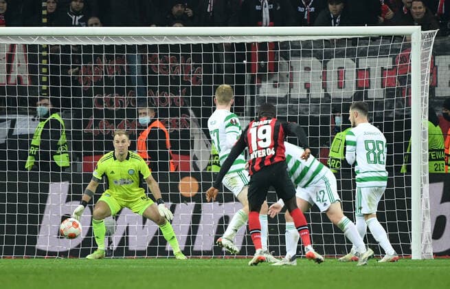 Moussa Diaby (Bayer 04 Leverkusen), vorne mitte, erzielt das Tor zum 3:2, Torwart Joe Hart (Celtic Glasgow) ist machtlos 25.11.2021, Fussball GER, UEFA Europa League 2021 22, Gruppenphase, 5. Spieltag, Bayer 04 Leverkusen - Celtic Glasgow, Foto: Maik Hölter TEAM2sportphoto Leverkusen Nordrhein Westfalen Deutschland