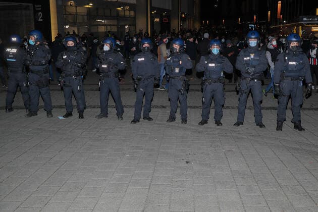 Fußball - UEFA Europa League - 05. Spieltag Eintracht Frankfurt - Royal Antwerpen am 25.11.2021 im Deutsche Bank Park in Frankfurt Die Polizei verhindert ein aufeinander Treffen beider Fanlager