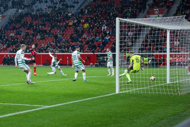 25.11.2021, Fussball, Saison 2021 2022, Europa League, 5. Spieltag, Bayer 04 Leverkusen - Celtic Glasgow, Robert Andrich (Bayer 04 Leverkusen) erzielt den Treffer zum 2:2. Foto: Dennis Ewert RHR-FOTO Leverkusen BayArena NRW Deutschland xRHR-FOTO DEx
