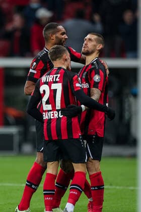 25.11.2021, Fussball, Saison 2021 2022, Europa League, 5. Spieltag, Bayer 04 Leverkusen - Celtic Glasgow, Die Spieler von Bayer Leverkusen bejubeln den Treffer zum 2:2 durch Robert Andrich (Bayer 04 Leverkusen). Foto: Dennis Ewert RHR-FOTO Leverkusen BayArena NRW Deutschland xRHR-FOTO DEx