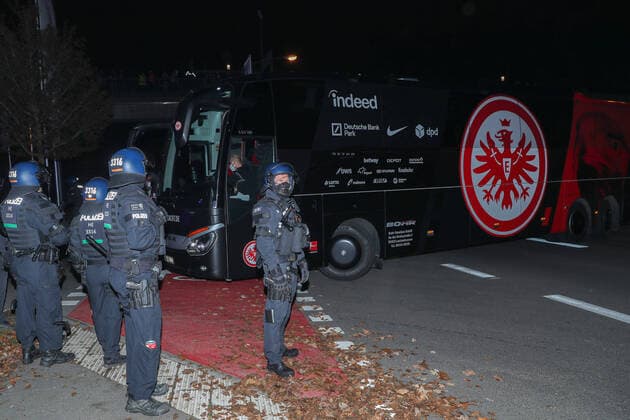 Fußball - UEFA Europa League - 05. Spieltag Eintracht Frankfurt - Royal Antwerpen am 25.11.2021 im Deutsche Bank Park in Frankfurt Der Mannschaftsbus von Eintracht Frankfurt wird von der Polizei begleitet bewacht