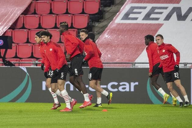 EINDHOVEN - 25-11-2021, Philips stadion. Europa League, season 2021-2022. during the match PSV - Sturm Graz. PSV player Andre Ramalho, PSV player Erick Gutierrez, PSV player Ibrahim Sangare, PSV player Olivier Boscagli and PSV player Mario Gotze during the warming up PSV - Sturm Graz  x14464759x Copyright: