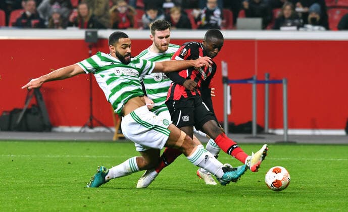 Fussball, UEFA Europa League, Herren, Saison 2021 2022, Gruppe G, 5. Spieltag, BayArena Leverkusen, Bayer Leverkusen (schwarz) - Celtic Glasgow (weiss); Moussa Diaby (LEV), Cameron Carter-Vickers (CTG). Aktion UEFA REGULATIONS PROHIBIT ANY USE OF PHOTOGRAPHS AS IMAGE SEQUENCES AND OR QUASI-VIDEO.