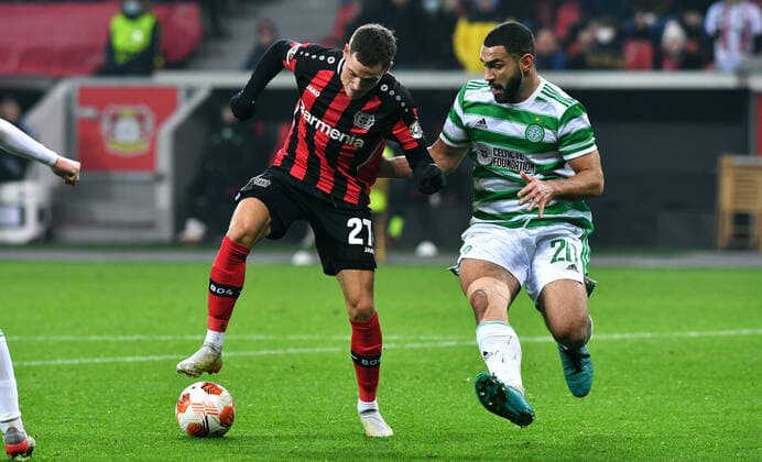 Fussball, UEFA Europa League, Herren, Saison 2021 2022, Gruppe G, 5. Spieltag, BayArena Leverkusen, Bayer Leverkusen (schwarz) - Celtic Glasgow (weiss); Florian Wirtz (LEV), Cameron Carter-Vickers (CTG). Aktion UEFA REGULATIONS PROHIBIT ANY USE OF PHOTOGRAPHS AS IMAGE SEQUENCES AND OR QUASI-VIDEO.