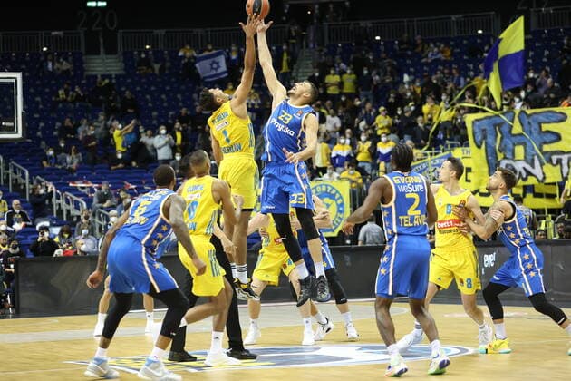 DEU, EuroLeague, ALBA vs. Maccabi Tel Aviv, 25.11.2021, Mercedes-Benz-Arena, Berlin, DEU, EuroLeague, ALBA vs. Maccabi Tel Aviv, im Bild Oscar da Silva (ALBA Berlin 1), Ante Zizi (Maccabi Tel Aviv 23)