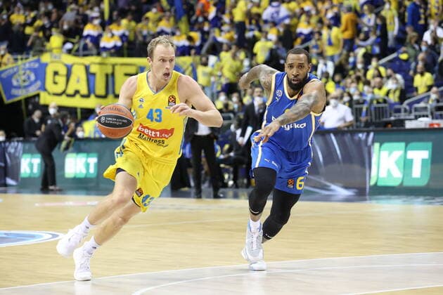 DEU, EuroLeague, ALBA vs. Maccabi Tel Aviv, 25.11.2021, Mercedes-Benz-Arena, Berlin, DEU, EuroLeague, ALBA vs. Maccabi Tel Aviv, im Bild Luke Sikma (ALBA Berlin 43), Derrick Williams (Maccabi Tel Aviv 6)