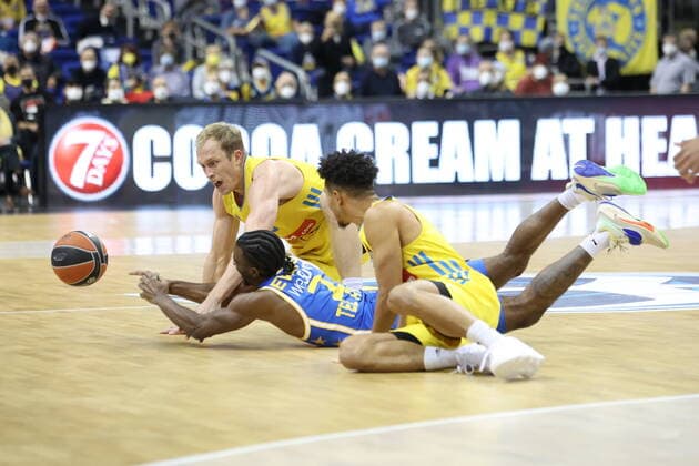 DEU, EuroLeague, ALBA vs. Maccabi Tel Aviv, 25.11.2021, Mercedes-Benz-Arena, Berlin, DEU, EuroLeague, ALBA vs. Maccabi Tel Aviv, im Bild Luke Sikma (ALBA Berlin 43), Maodo Lo (ALBA Berlin 0), Keenan Evans (Maccabi Tel Aviv 2)