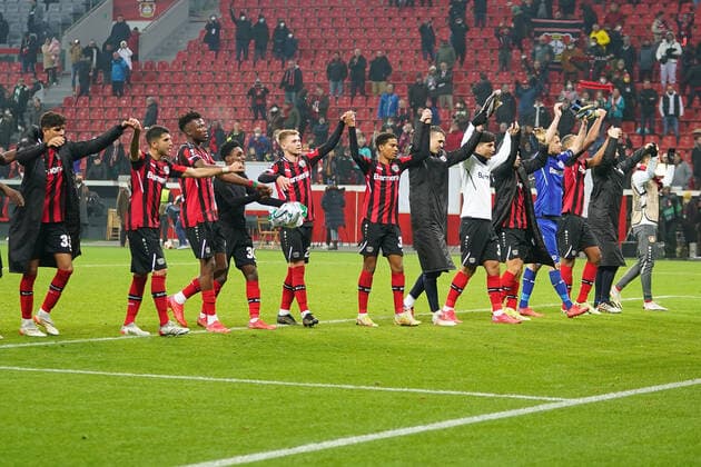 GER, UEFA EL Bayer 04 Leverkusen (GER) vs. Celtic Glasgow (SOC) 25.11.2021, BayArena, Leverkusen, Europalegue, Gruppenhase, 5. Spieltag, GER, UEFA EL Bayer 04 Leverkusen (GER) vs. Celtic Glasgow (SOC), im Bild: nach dem Spiel verabschieden sich die Spieler von Leverkusen von den Fans
