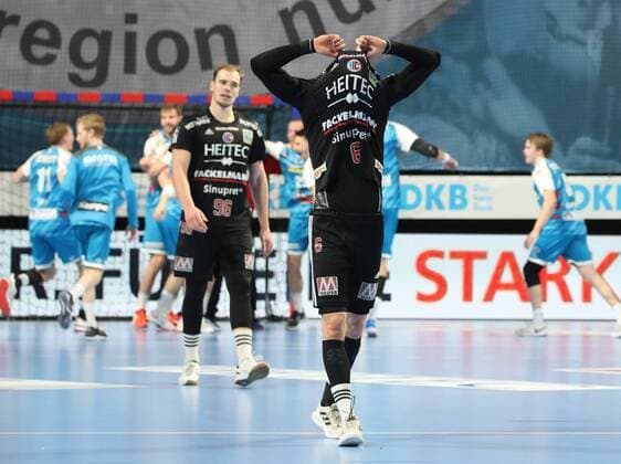 Bilder des Jahres 2021, Sport 11 November Sport Themen der Woche KW47 Sport Bilder des Tages 25.11.2021 - Handball - 1. Bundesliga LIQUI MOLY HBL - Saison 2021 2022 - 13. Spieltag: HC Erlangen Metropolregion Nürnberg HCE - TVB Stuttgart - DaMa - Tim Zechel (96, HC Erlangen HCE ) Max Maximilian Jaeger (6, HC Erlangen HCE ) enttäuscht Enttäuschung nach Spielende *** 25 11 2021 Handball 1 Bundesliga LIQUI MOLY HBL Season 2021 2022 13 Matchday HC Erlangen Metropolregion Nürnberg HCE TVB Stuttgart DaMa Tim Zechel 96, HC Erlangen HCE Max Maximilian Jaeger 6, HC Erlangen HCE disappointed Disappointment after end of match