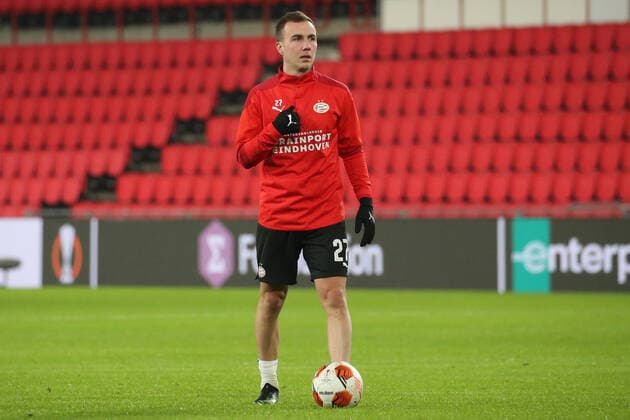 Eindhoven, Niederlande 25. November 2021: Europa League - 2021 2022 - PSV Eindhoven vs. Sturm Graz Mario Goetze Götze (PSV Eindhoven) gestikuliert auf dem Spielfeld. Philips-Stadion Copyright: xFotostandx xvanxderxVeldenx