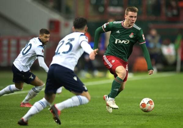 Russia Soccer Europa League Lokomotiv - Lazio 6704469 25.11.2021 Lokomotiv?s Aleksandr Silyanov, right, controls the ball during the Europa League soccer match between Lokomotiv Moscow and Lazio Rome, in Moscow, Russia. Grigory Sysoev Sputnik Moscow Russia  Copyright: xGrigoryxSysoevx