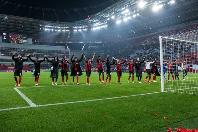 25.11.2021, Fussball, Saison 2021 2022, Europa League, 5. Spieltag, Bayer 04 Leverkusen - Celtic Glasgow, Die Spieler von Bayer Leverkusen feiern mit den Fans den Heimsieg. Foto: Dennis Ewert RHR-FOTO Leverkusen BayArena NRW Deutschland xRHR-FOTO DEx