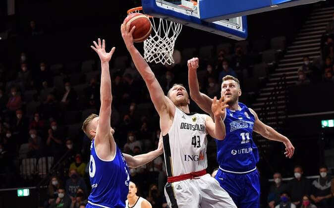 Sport Bilder des Tages 25.11.2021 - Basketball - Länderspiel - Qualifikation Weltmeisterschaft- World Cup European Qualifiers - Deutschland ( Germany ) vs Estland ( Estonia ) - - Christian Sengfelder (43, Deutschland ) gegen Rauno Nurger (20, Estland ) Siim Sander Vene (11, Estland )