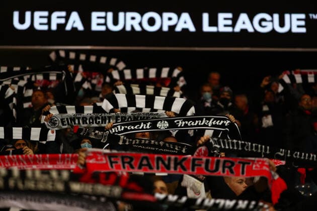 Frankfurter Fanschals vor dem Uefa Europa League Schriftzug Eintracht Frankfurt vs Royal Antwerpen, Fussball, Uefa Europa League, 25.11.2021 Eintracht Frankfurt vs Royal Antwerpen, Fussball, Uefa Europa League, 25.11.2021 Frankfurt Copyright: xEibner-Pressefotox EP_RWS