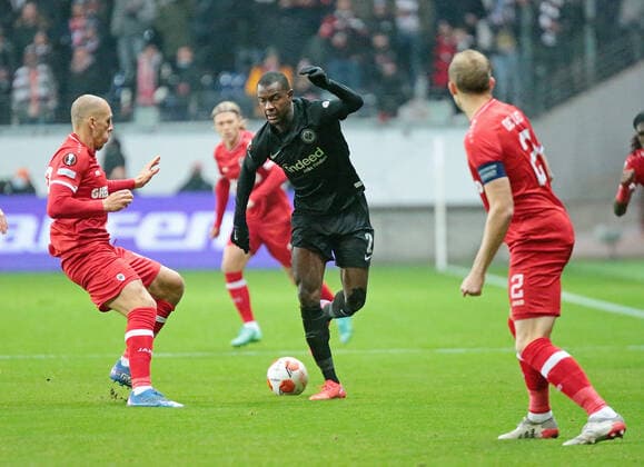 25.11.2021, xovx, Fußball UEFA Europa League, Eintracht Frankfurt - Royal Antwerpen v.l. Michael Frey (Royal Antwerpen), Evan Ndicka (Eintracht Frankfurt), Ritchie De Laet (Royal Antwerpen) (DFL DFB REGULATIONS PROHIBIT ANY USE OF PHOTOGRAPHS as IMAGE SEQUENCES and or QUASI-VIDEO) emspor Frankfurt