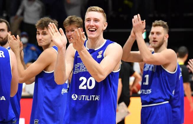 25.11.2021 - Basketball - Länderspiel - Qualifikation Weltmeisterschaft- World Cup European Qualifiers - Deutschland ( Germany ) vs Estland ( Estonia ) - - Rauno Nurger (20, Estland ) und Mannschaft Team - Jubel Freude nach Spielende