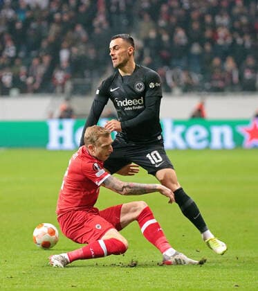 25.11.2021, xovx, Fußball UEFA Europa League, Eintracht Frankfurt - Royal Antwerpen v.l. Ritchie De Laet (Royal Antwerpen), Filip Kostic (Eintracht Frankfurt) (DFL DFB REGULATIONS PROHIBIT ANY USE OF PHOTOGRAPHS as IMAGE SEQUENCES and or QUASI-VIDEO) emspor Frankfurt