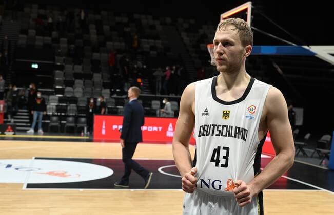 25.11.2021 - Basketball - Länderspiel - Qualifikation Weltmeisterschaft- World Cup European Qualifiers - Deutschland ( Germany ) vs Estland ( Estonia ) - - Christian Sengfelder (43, Deutschland ) enttäuscht Enttäuschung nach Spielende