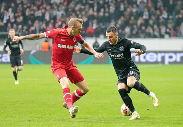 25.11.2021, xovx, Fußball UEFA Europa League, Eintracht Frankfurt - Royal Antwerpen v.l. Ritchie De Laet (Royal Antwerpen), Filip Kostic (Eintracht Frankfurt) (DFL DFB REGULATIONS PROHIBIT ANY USE OF PHOTOGRAPHS as IMAGE SEQUENCES and or QUASI-VIDEO) emspor Frankfurt