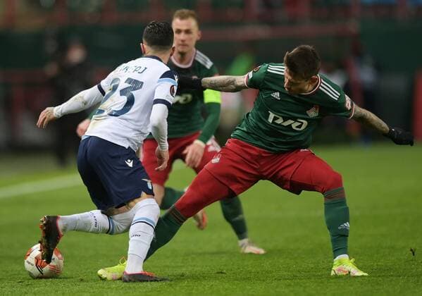 Russia Soccer Europa League Lokomotiv - Lazio 6704536 25.11.2021 Lazio s Elseid Hysaj and Lokomotiv?s Fyodor Smolov struggle for the ball during the Europa League soccer match between Lokomotiv Moscow and Lazio Rome, in Moscow, Russia. Grigory Sysoev Sputnik Moscow Russia  Copyright: xGrigoryxSysoevx