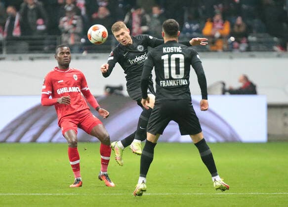 25.11.2021, xovx, Fußball UEFA Europa League, Eintracht Frankfurt - Royal Antwerpen v.l. Ally Samatta (Royal Antwerpen), Kristijan Jakic (Eintracht Frankfurt), Filip Kostic (Eintracht Frankfurt) (DFL DFB REGULATIONS PROHIBIT ANY USE OF PHOTOGRAPHS as IMAGE SEQUENCES and or QUASI-VIDEO) emspor Frankfurt