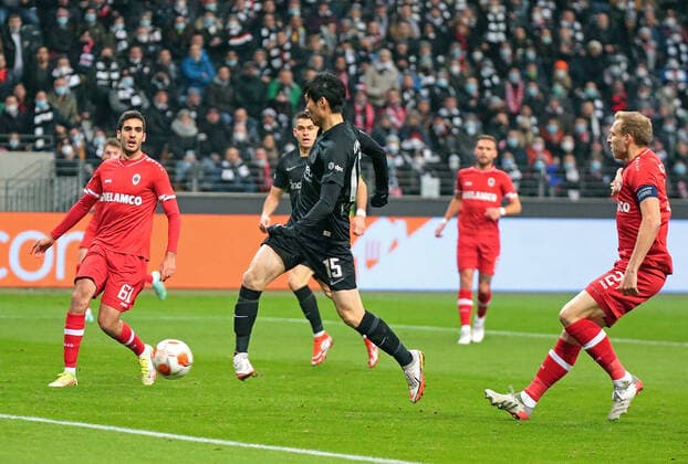 25.11.2021, xovx, Fußball UEFA Europa League, Eintracht Frankfurt - Royal Antwerpen v.l. Dinis Almeida (Royal Antwerpen), Daichi Kamada (Eintracht Frankfurt) mit dem Tor zum 1:0, Ritchie De Laet (Royal Antwerpen) (DFL DFB REGULATIONS PROHIBIT ANY USE OF PHOTOGRAPHS as IMAGE SEQUENCES and or QUASI-VIDEO) emspor Frankfurt