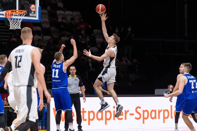 Basketball Nürnberg 25.11.2021 FIBA World Cup European Qualifiers Deutschland (GER) - Estland (EST) Justus Hollatz (Deutschland, No.21) Siim-Sander Vene (Estland, No.11)