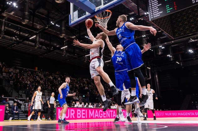 Basketball Nürnberg 25.11.2021 FIBA World Cup European Qualifiers Deutschland (GER) - Estland (EST) Christian Sengfelder (Deutschland, No.43) Rauno Nurger (Estland, No.20) Siim-Sander Vene (Estland, No.11)