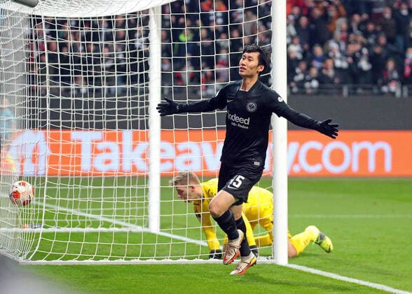 Sport Bilder des Tages 25.11.2021, xovx, Fußball UEFA Europa League, Eintracht Frankfurt - Royal Antwerpen v.l. Daichi Kamada (Eintracht Frankfurt) bejubeelt das Tor zum 1:0, Jean Butez (Royal Antwerpen) (DFL DFB REGULATIONS PROHIBIT ANY USE OF PHOTOGRAPHS as IMAGE SEQUENCES and or QUASI-VIDEO) emspor Frankfurt