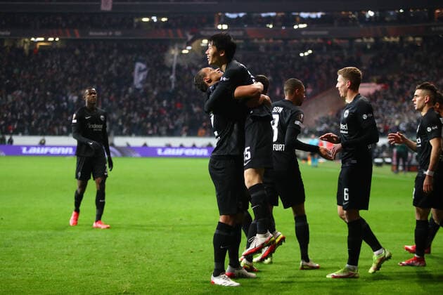 Timothy Chandler (Frankfurt) hebt Daichi Kamada (Frankfurt) nach seinem Tor zum 1:0 gegen Antwerpen hoch Eintracht Frankfurt vs Royal Antwerpen, Fussball, Uefa Europa League, 25.11.2021 Eintracht Frankfurt vs Royal Antwerpen, Fussball, Uefa Europa League, 25.11.2021 Frankfurt Copyright: xEibner-Pressefotox EP_RWS