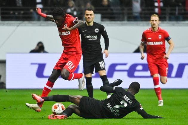 Antwerp s Pierre Junior Dwomoh and Eintracht s Evan N Dicka fight for the ball during a soccer game between German Eintracht Frankfurt and Belgian Royal Antwerp FC, Thursday 25 November 2021 in Frankfurt, Germany, game five (out of six) in Group D of the UEFA Europa League group stage. LAURIExDIEFFEMBACQ  x3143463x