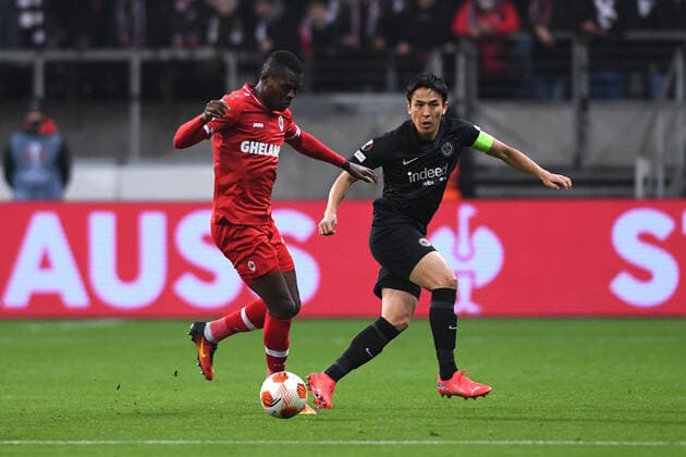 Fußball Europa League 5. Spieltag Eintracht Frankfurt - Royal Antwerpen FC am 25.11.2021 im Deutsche Bank Park in Frankfurt Ally Mbwana Samatta ( Antwerpen ), links - Makoto Hasebe ( Frankfurt ), rechts