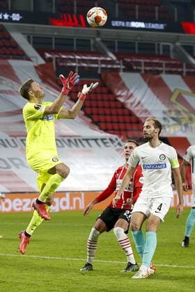 EINDHOVEN - 25-11-2021, Philips stadion. Europa League, season 2021-2022. during the match PSV - Sturm Graz. Sturm Graz goalkeeper Jorg Siebenhandi, PSV player Mario Gotze, Sturm Graz player Jon Stankovic PSV - Sturm Graz  x14465281x Copyright: