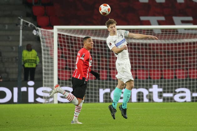 Eindhoven, Niederlande 25. November 2021: Europa League - 2021 2022 - PSV Eindhoven vs. Sturm Graz v. li. im Zweikampf Carlos Vinicius (PSV Eindhoven) und David Affengruber (Sturm Graz) Philips-Stadion Copyright: xFotostandx xvanxderxVeldenx