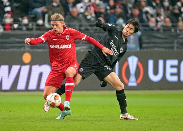 25.11.2021, xovx, Fußball UEFA Europa League, Eintracht Frankfurt - Royal Antwerpen v.l. Viktor Fischer (Royal Antwerpen), Daichi Kamada (Eintracht Frankfurt) (DFL DFB REGULATIONS PROHIBIT ANY USE OF PHOTOGRAPHS as IMAGE SEQUENCES and or QUASI-VIDEO) emspor Frankfurt