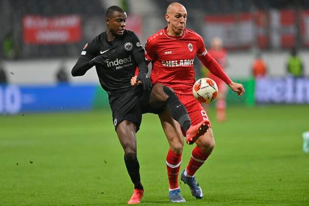 FRANKFURT, GERMANY - NOVEMBER 25 : Evan Ndicka defender of Eintracht Frankfurt and Michael Frey forward of Antwerp FC during the UEFA Europa League Group stage D match between Eintracht Frankfurt and Royal Antwerp FC on November 25, 2021 in Frankfurt, Germany, 25 11 21 ( Frankfurt v Antwerp FC - UEFA Europa League PhotoNews Panoramic 