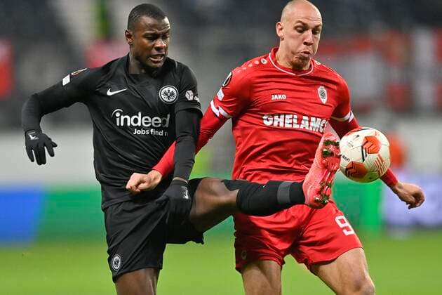 Sport Bilder des Tages FRANKFURT, GERMANY - NOVEMBER 25 : Evan Ndicka defender of Eintracht Frankfurt and Michael Frey forward of Antwerp FC during the UEFA Europa League Group stage D match between Eintracht Frankfurt and Royal Antwerp FC on November 25, 2021 in Frankfurt, Germany, 25 11 21 ( Frankfurt v Antwerp FC - UEFA Europa League PhotoNews Panoramic 