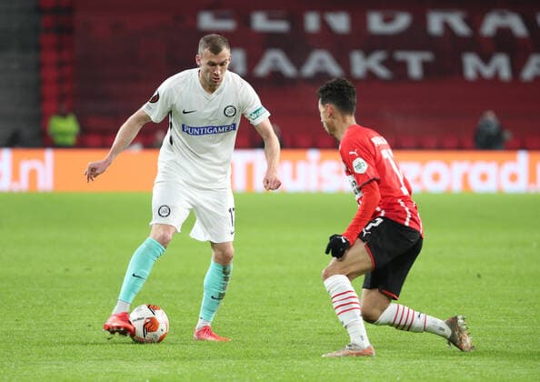 SOCCER - UEFA EL, Eindhoven vs Sturm EINDHOVEN,NETHERLANDS,25.NOV.21 - SOCCER - UEFA Europa League, group stage, PSV Eindhoven vs SK Sturm Graz. Image shows Lukas Jaeger (Sturm) and Mauro Junior (Eindhoven).  GEPAxpictures xChrisxBauer