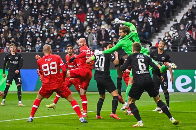 Antwerp s Michael Frey, Antwerp s Dorian Dessoleil, Eintracht s goalkeeper Kevin Trapp, Eintracht s Makoto Hasebe and Eintracht s Kristijan Jakic fight for the ball during a soccer game between German Eintracht Frankfurt and Belgian Royal Antwerp FC, Thursday 25 November 2021 in Frankfurt, Germany, game five (out of six) in Group D of the UEFA Europa League group stage. LAURIExDIEFFEMBACQ  x3143492x