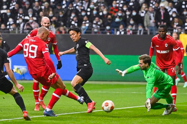Antwerp s Michael Frey and Eintracht s goalkeeper Kevin Trapp fight for the ball during a soccer game between German Eintracht Frankfurt and Belgian Royal Antwerp FC, Thursday 25 November 2021 in Frankfurt, Germany, game five (out of six) in Group D of the UEFA Europa League group stage. LAURIExDIEFFEMBACQ  x3143501x