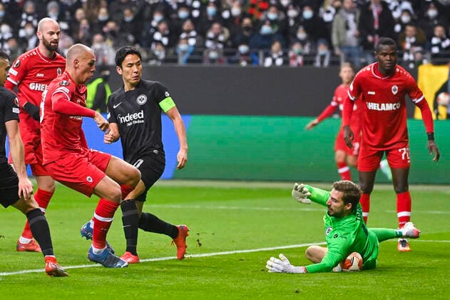 Sport Bilder des Tages Antwerp s Michael Frey and Eintracht s goalkeeper Kevin Trapp fight for the ball during a soccer game between German Eintracht Frankfurt and Belgian Royal Antwerp FC, Thursday 25 November 2021 in Frankfurt, Germany, game five (out of six) in Group D of the UEFA Europa League group stage. LAURIExDIEFFEMBACQ  x3143502x