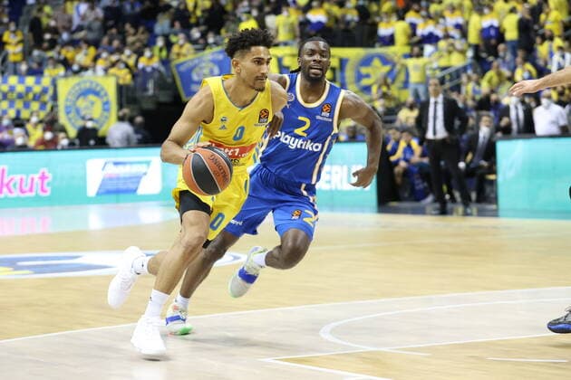 DEU, EuroLeague, ALBA vs. Maccabi Tel Aviv, 25.11.2021, Mercedes-Benz-Arena, Berlin, DEU, EuroLeague, ALBA vs. Maccabi Tel Aviv, im Bild Maodo Lo (ALBA Berlin 0), Keenan Evans (Maccabi Tel Aviv 2)
