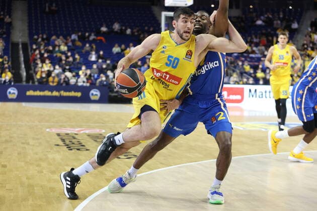 Sport Bilder des Tages DEU, EuroLeague, ALBA vs. Maccabi Tel Aviv, 25.11.2021, Mercedes-Benz-Arena, Berlin, DEU, EuroLeague, ALBA vs. Maccabi Tel Aviv, im Bild Yovel Zoosman (ALBA Berlin 50), Keenan Evans (Maccabi Tel Aviv 2)