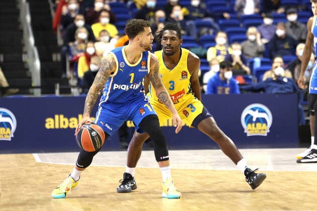 DEU, EuroLeague, ALBA vs. Maccabi Tel Aviv, 25.11.2021, Mercedes-Benz-Arena, Berlin, DEU, EuroLeague, ALBA vs. Maccabi Tel Aviv, im Bild Jaleen Smith (ALBA Berlin 3), Scottie Wilbekin (Maccabi Tel Aviv 1)