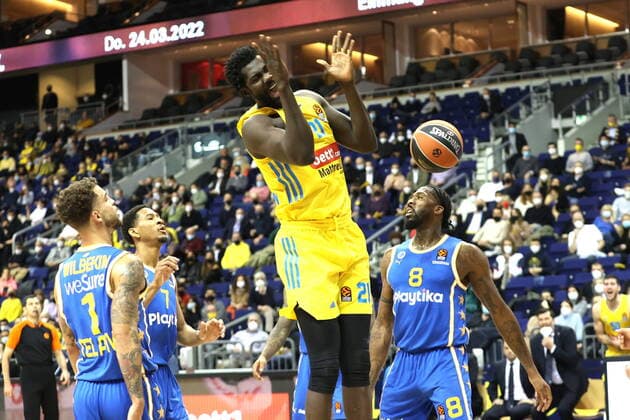 DEU, EuroLeague, ALBA vs. Maccabi Tel Aviv, 25.11.2021, Mercedes-Benz-Arena, Berlin, DEU, EuroLeague, ALBA vs. Maccabi Tel Aviv, im Bild Christ Koumadje (ALBA Berlin 21), Scottie Wilbekin (Maccabi Tel Aviv 1), Jalen Reynolds (Maccabi Tel Aviv 8), Kameron Taylor (Maccabi Tel Aviv 7)