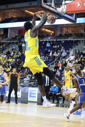 DEU, EuroLeague, ALBA vs. Maccabi Tel Aviv, 25.11.2021, Mercedes-Benz-Arena, Berlin, DEU, EuroLeague, ALBA vs. Maccabi Tel Aviv, im Bild dunking von Christ Koumadje (ALBA Berlin 21)