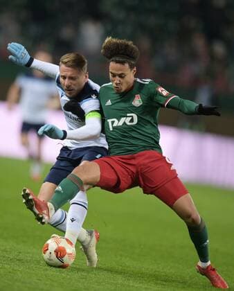 Russia Soccer Europa League Lokomotiv - Lazio 6704555 25.11.2021 Lazio s Ciro Immobile and Lokomotive s Alexis Beka Beka struggle for the ball during the Europa League soccer match between Lokomotiv Moscow and Lazio Rome, in Moscow, Russia. Grigory Sysoev Sputnik Moscow Russia  Copyright: xGrigoryxSysoevx