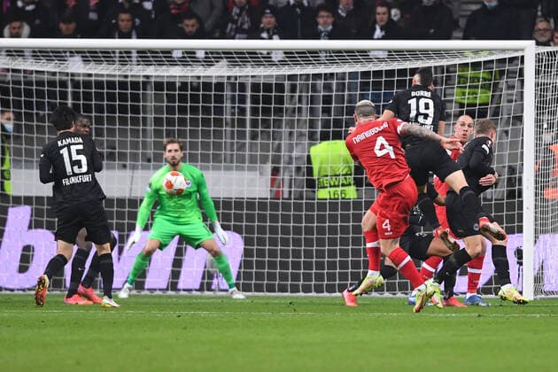 Fußball Europa League 5. Spieltag Eintracht Frankfurt - Royal Antwerpen FC am 25.11.2021 im Deutsche Bank Park in Frankfurt Tor zum 1:1 durch Radja Nainggolan ( Antwerpen ) Eigentor Evan Ndicka ( Frankfurt )