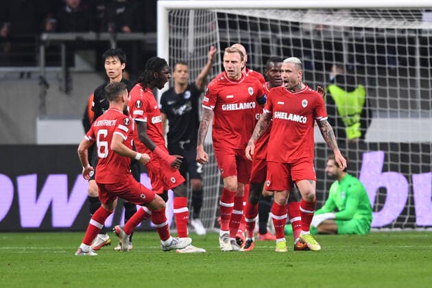 Fußball Europa League 5. Spieltag Eintracht Frankfurt - Royal Antwerpen FC am 25.11.2021 im Deutsche Bank Park in Frankfurt Torjubel Jubel zum 1:1 durch Radja Nainggolan ( Antwerpen ) Eigentor Evan Ndicka ( Frankfurt )